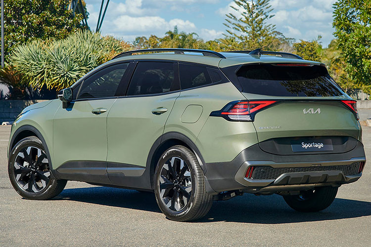 Với doanh số bán ra này đã giúp Kia Sportage vượt qua hàng loạt đối thủ để trở thành mẫu crossover hạng C bán chạy nhất Việt Nam. Kia Sportage 2022 hiện đang được bán với 8 phiên bản cùng giá bán dao động từ 899 triệu đồng – 1,099 tỷ đồng.