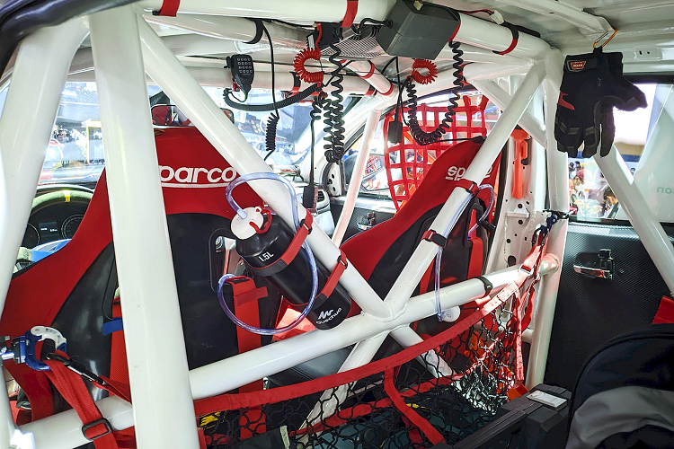 Ngoài ra, AKA Racing còn được trang bị hệ thống treo cải tiến với 2 phuộc ở mỗi bánh (gấp đôi so với thông thường) của thương hiệu Mỹ King Shocks với giá 135 triệu đồng/bộ tại thị trường Việt Nam, tăng hiệu quả giảm xóc đồng thời nâng cao khoảng sáng gầm cho xe.