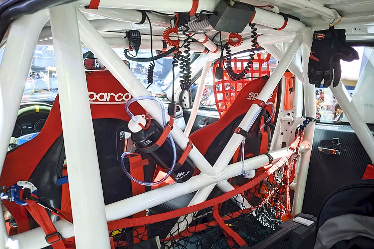 Ngoài ra, AKA Racing còn được trang bị hệ thống treo cải tiến với 2 phuộc ở mỗi bánh (gấp đôi so với thông thường) của thương hiệu Mỹ King Shocks với giá 135 triệu đồng/bộ tại thị trường Việt Nam, tăng hiệu quả giảm xóc đồng thời nâng cao khoảng sáng gầm cho xe.