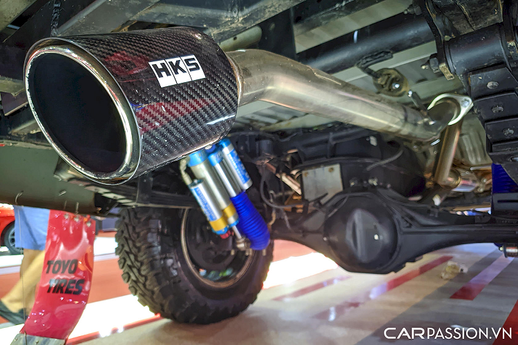 Về hệ thống truyền động, chiếc xe đua AKA Triton Race Car đã được thay map động cơ mới cho cỗ máy dầu MIVEC DIESEL 2.4L và thay đổi hệ thống xả HKS hiệu năng cao. Cơ chế gài cầu nhanh Super Select 4WD-II với 4 lựa chọn, kết hợp cùng 4 chế độ tối ưu chạy địa hình và trang bị vi sai trung tâm duy nhất trong phân khúc chính là những ưu điểm để Triton được đội đua AKA "chọn mặt gửi vàng".