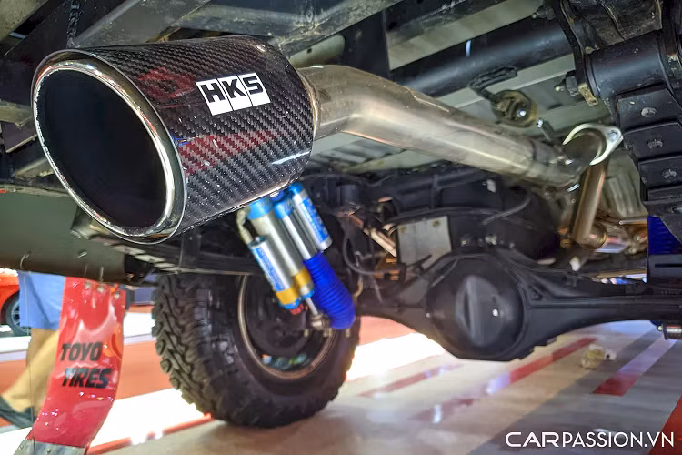 Về hệ thống truyền động, chiếc xe đua AKA Triton Race Car đã được thay map động cơ mới cho cỗ máy dầu MIVEC DIESEL 2.4L và thay đổi hệ thống xả HKS hiệu năng cao. Cơ chế gài cầu nhanh Super Select 4WD-II với 4 lựa chọn, kết hợp cùng 4 chế độ tối ưu chạy địa hình và trang bị vi sai trung tâm duy nhất trong phân khúc chính là những ưu điểm để Triton được đội đua AKA "chọn mặt gửi vàng".