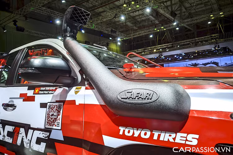 Tham gia giải AXCR 2022 với chiếc Triton này, đội đua AKA Racing sẽ bao gồm tay lái chính là Trần Công Phát, lái phụ Trần Quang Tiến và lái phụ dự bị Nguyễn Tiến Lâm. Tên của lái chính và lái phụ cùng nhóm máu được ghi trên cánh cửa và trên quần áo của các tay đua. Sở dĩ cần thông tin này là để khi có tai nạn có thể truyền máu kịp thời.