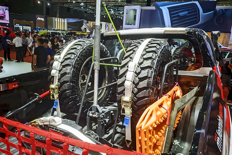 Mitsubishi Triton độ AKA Racing không chỉ được nâng cấp toàn bộ theo tiêu chuẩn kỹ thuật và an toàn của Liên đoàn đua ôtô Thế giới (FIA) cho đua xe rally quốc tế mà còn được trang bị những thiết bị đặc chủng cho thể thức đua xe rally đường trường xuyên quốc gia, đảm bảo khả năng vận hành mạnh mẽ, tốc độ và bền bỉ để các tay đua tự tin chinh phục cung đường rally khắc nghiệt.