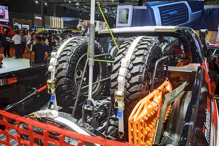 Mitsubishi Triton độ AKA Racing không chỉ được nâng cấp toàn bộ theo tiêu chuẩn kỹ thuật và an toàn của Liên đoàn đua ôtô Thế giới (FIA) cho đua xe rally quốc tế mà còn được trang bị những thiết bị đặc chủng cho thể thức đua xe rally đường trường xuyên quốc gia, đảm bảo khả năng vận hành mạnh mẽ, tốc độ và bền bỉ để các tay đua tự tin chinh phục cung đường rally khắc nghiệt.