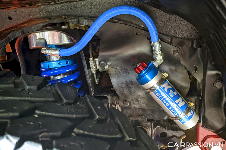 Năm nay, đáp lại sự mong chờ của công chúng trong nước trước thềm thi đấu AXCR 2022 tổ chức vào tháng 11 tại Thái Lan và Campuchia, AKA Racing xuất hiện cùng chiếc xe đua bán tải Mitsubishi Triton, như một lời khẳng định cho những màn trình diễn đẹp mắt sắp tới. Xe đã được cập nhật bộ tem trang trí cho mùa giải 2022, ấn tượng và năng động.