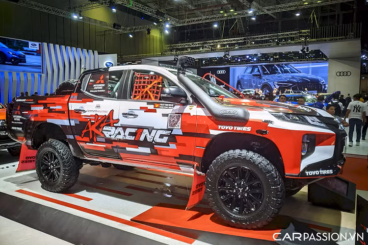 Xe được lắp đặt bộ ghế Sparco Rev ôm sát thân người ngồi, đi kèm dây an toàn đa điểm, vô-lăng Sparco, các thiết bị định vị, liên lạc và sổ ghi chép - để lái phụ nắm bắt thông tin quan trọng trên đường, các điểm rẽ và truyền lại cho lái chính.