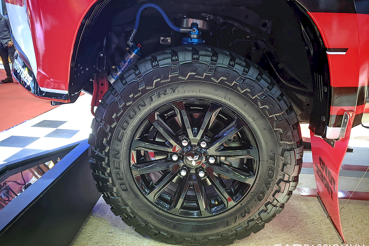 Xe cũng được tinh chỉnh lại một số tính năng nhằm thuận tiện hơn cho các tay đua, chẳng hạn như có bình nước lắp sau ghế gắn sẵn ống hút nối ra phía trước, có thêm nút ngắt khẩn cấp Emergency Stop để tắt nhanh toàn bộ hệ thống điện kết hợp dây nối ra bên ngoài để ngắt bằng tay, có bổ sung mô-tơ bơm nước giúp phun nước và gạt kính liên tục để nhanh chóng rửa hết bùn, sình, bụi bẩn bắn lên kính xe trong quá trình đua...