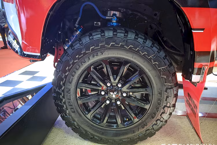 Xe cũng được tinh chỉnh lại một số tính năng nhằm thuận tiện hơn cho các tay đua, chẳng hạn như có bình nước lắp sau ghế gắn sẵn ống hút nối ra phía trước, có thêm nút ngắt khẩn cấp Emergency Stop để tắt nhanh toàn bộ hệ thống điện kết hợp dây nối ra bên ngoài để ngắt bằng tay, có bổ sung mô-tơ bơm nước giúp phun nước và gạt kính liên tục để nhanh chóng rửa hết bùn, sình, bụi bẩn bắn lên kính xe trong quá trình đua...