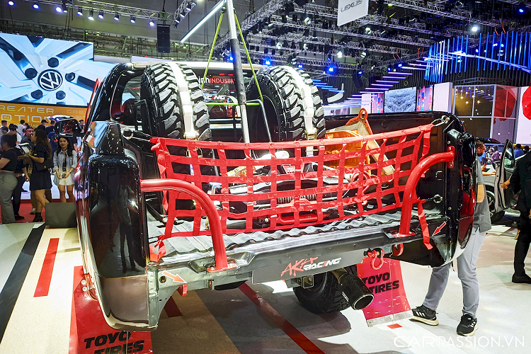 Trên mũ của từng tay đua có bộ mic và tai nghe, kết nối với bộ Intercom trên xe, giúp liên lạc với nhau thuận tiện bất chấp tiếng động cơ và tiếng ngoại cảnh ồn ào trong lúc đua. Bên trong cabin, AKA Triton Race Car chỉ còn giữ lại táp-lô và gương hậu nguyên bản. Mọi trang bị tiện nghi và các tấm ốp chống ồn, trang trí khác đã bị loại bỏ.