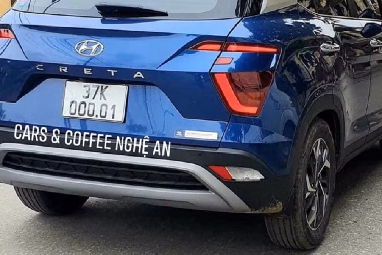 Thực tế dãy số "000.01" của chiếc Hyundai Creta biển Vip cũng rất đặc biệt, vì nó siêu dễ nhớ và ngụ ý về sự độc nhất vô nhị của chủ nhân. Những chiếc xe đeo biển như vậy vẫn được nhiều người săn đón, không rõ chủ nhân của chiếc Creta có ý định bán lại xe để lên đời mẫu khác hay không.
