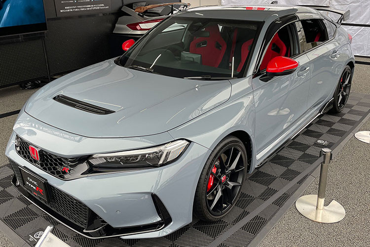 Không chỉ được trưng bày, xe còn được phân phối chính hãng tại Việt Nam. Mức giá xe Honda Civic Type R 2023 dự kiến gần 2 tỷ đồng và một số nhân viên tư vấn bán hàng tại đại lý cho biết, Honda Civic Type R 2023 tại Việt Nam sẽ là xe nhập khẩu nguyên chiếc từ Nhật Bản. Nếu đúng như vậy thì thời gian chờ giao xe của khách hàng Việt có lẽ sẽ khá dài.