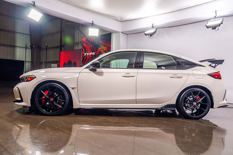 Các trang bị khác bao gồm; cảnh báo khi phương tiện phía trước khởi hành, nhận biết biển báo giao thông, thông tin điểm mù, cảm biến đỗ xe và phanh giảm thiểu va chạm trên quãng đường ngắn. Honda Civic Type R 2023 mới này gần như không có trang bị tùy chọn. Nói cách khác, Honda đã trang bị những gì tốt nhất cho mẫu xe này ngay từ đầu.