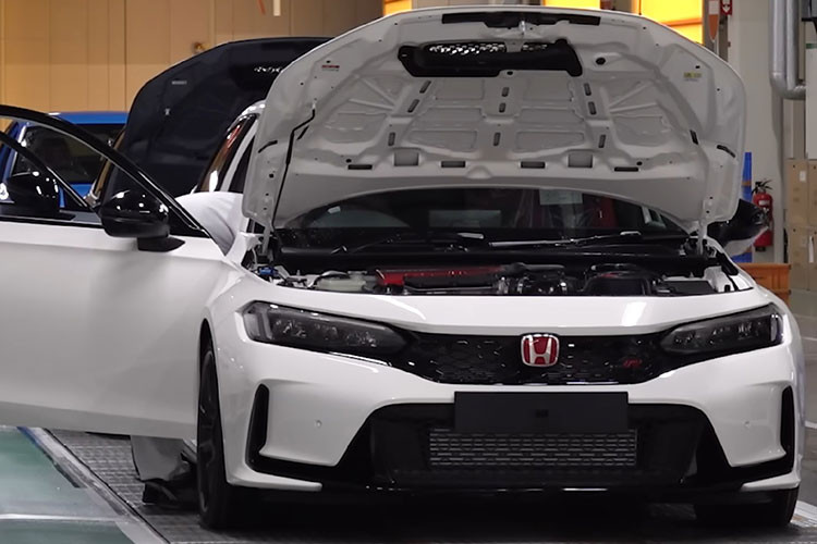 Được biết, hãng Honda chỉ sản xuất đúng 400 chiếc Civic Type R 2023 mỗi tháng ở nhà máy này. Do đó, thời gian chờ giao xe của khách hàng Nhật Bản lên đến 6 tháng. Vào hồi tháng trước, hãng Honda từng phải giảm 40% sản lượng ở nhà máy này vì thiếu nguồn cung linh kiện.