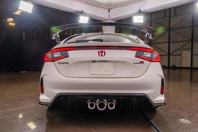 Bên ngoài, mẫu xe hiệu suất cao này mang kiểu dáng hatchback và có nhiều chi tiết thiết kế khác biệt so với phien bản Honda Civic 2022 đang bán tại Việt Nam. Cụ thể là cản trước đi kèm hốc gió trung tâm rộng hơn, nối liền với 2 khe gió nằm dọc, lưới tản nhiệt với mắt lưới tổ ong và khe gió trên nắp ca-pô.