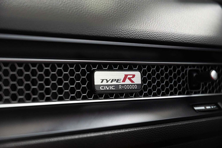 Tất nhiên, Honda Civic Type R 2023 cũng không thể thiếu gói công nghệ an toàn chủ động Honda Sensing, bao gồm phanh giảm thiểu va chạm, ngăn đạp nhầm chân ga khi tiến/lùi, hỗ trợ đánh lái tránh va chạm với người đi bộ, ngăn chệch làn đường, hỗ trợ giữ làn đường, hệ thống kiểm soát hành trình thích ứng, hỗ trợ lái xe khi tắc đường...