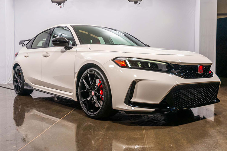 Tại thị trường Nhật Bản, Honda Civic Type R 2023 có 5 màu sơn ngoại thất là trắng Championship White, đỏ Flame Red, xanh dương Racing Blue Pearl, đen Crystal Black Pearl và ghi Sonic Grey Pearl. Giá xe Honda Civic phiên bản hiệu suất cao tại thị trường này khởi điểm từ 4.997.300 Yên (khoảng 819 triệu đồng).