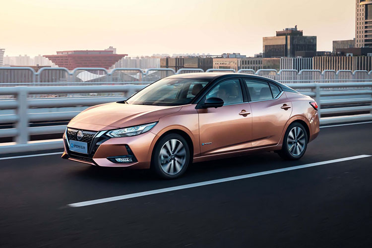 Tuy nhiên, động cơ e-Power không truyền động cho xe mà đóng vai trò như máy phát điện để sạc pin. Mô-tơ điện mạnh 136 mã lực mới là nguồn truyền động của xe. Nhờ đó, mẫu sedan hạng C này chỉ tiêu thụ lượng xăng dao động từ 4,36 - 4,54 lít/100 km. Hiện chưa rõ thời điểm trình làng và giá xe Nissan Sylphy 2023 ở thị trường Trung Quốc.