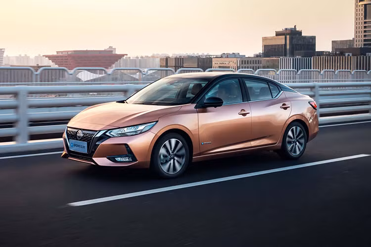 Tuy nhiên, động cơ e-Power không truyền động cho xe mà đóng vai trò như máy phát điện để sạc pin. Mô-tơ điện mạnh 136 mã lực mới là nguồn truyền động của xe. Nhờ đó, mẫu sedan hạng C này chỉ tiêu thụ lượng xăng dao động từ 4,36 - 4,54 lít/100 km. Hiện chưa rõ thời điểm trình làng và giá xe Nissan Sylphy 2023 ở thị trường Trung Quốc.