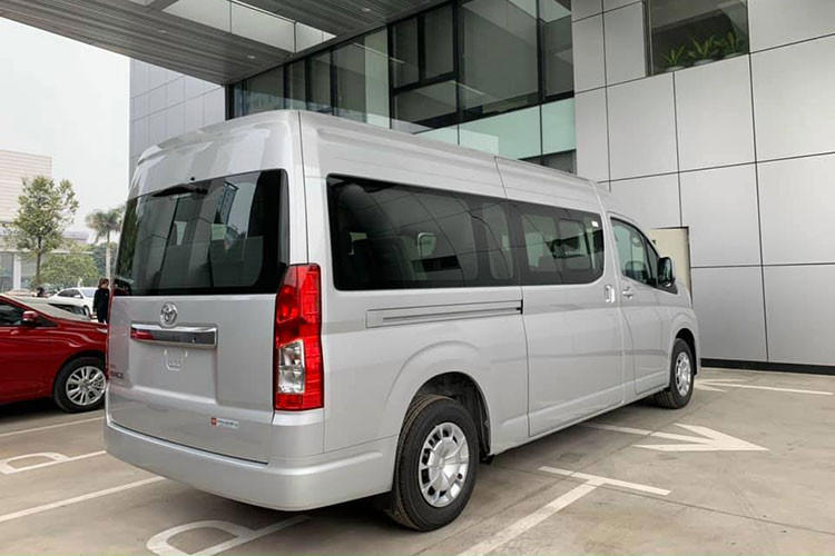 Toyota Hiace sở hữu kích thước khá lớn chiều dài hơn 5,9 mét và rộng 1,95 mét. Trang bị nội thất của xe khá “nghèo nàn” với đồng hồ cơ, đầu CD giải trí, điều hoà chỉnh cơ và ghế nỉ.