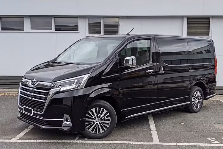Bên cạnh Hiace là "người anh em" Granvia ra mắt cùng thời điểm. Đáng chú ý là doanh số của Toyota Granvia thậm chí còn thấp hơn cả Hiace. Tính từ đầu năm đến nay, Granvia chỉ có doanh số vỏn vẹn 5 chiếc.