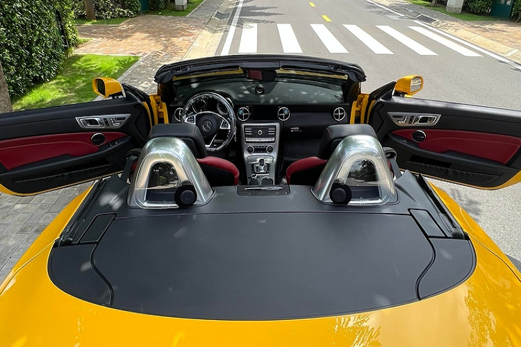 Không rõ ông Vũ đã mua chiếc xe này với giá bao nhiêu, nhưng ở thời điểm ra mắt cách đây 6 năm, giá xe Mercedes-AMG SLC43 chính hãng hơn 3,6 tỷ đồng.