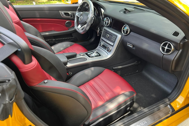 Được mệnh danh như "tiểu Mercedes-Benz SLR McLaren", Mercedes-AMG SLC43 đời cũ này có thiết kế mạnh mẽ, nổi bật với cụm đèn pha LED kết hợp với dải LED định vị ban ngày, cản va trước thể thao cùng đèn hậu lớn và ống xả khỏe khoắn ở phía sau.