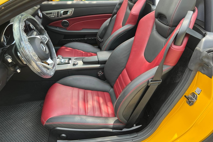 Chiếc Mercedes-AMG SLC43 sở hữu các ghế ngồi bọc da cao cấp với 2 màu chủ đạo là đỏ và đen.