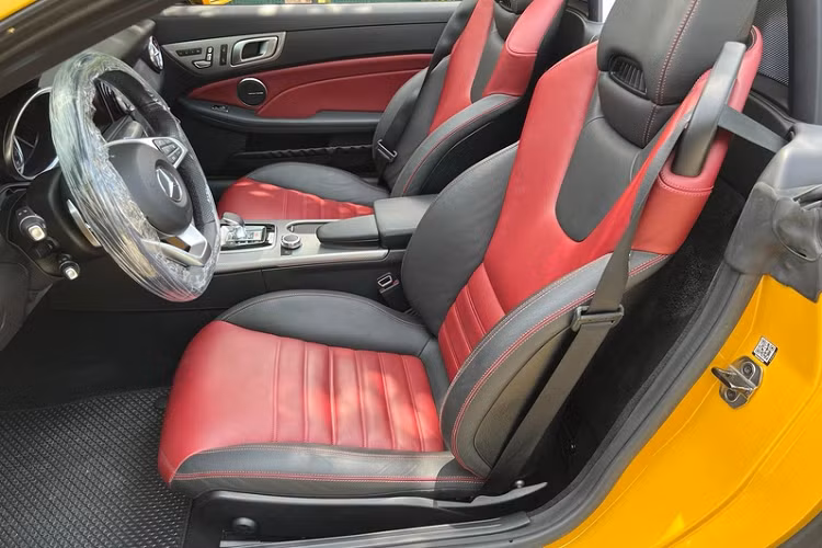 Chiếc Mercedes-AMG SLC43 sở hữu các ghế ngồi bọc da cao cấp với 2 màu chủ đạo là đỏ và đen.