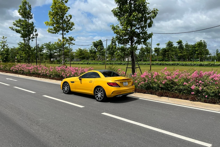 Sức mạnh của Mercedes-AMG SLC43 đến từ động cơ V6 3.0L cho ra công suất 362 mã lực và mô-men xoắn cực đại 520 Nm, kết hợp hộp số tự động 9 cấp 9G-Tronic giúp xe tăng tốc từ 0 - 100 km/h trong 4,7 giây.