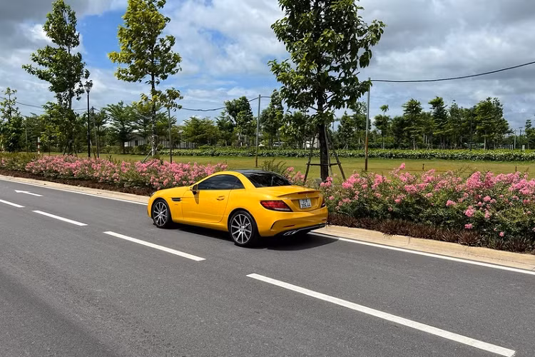 Sức mạnh của Mercedes-AMG SLC43 đến từ động cơ V6 3.0L cho ra công suất 362 mã lực và mô-men xoắn cực đại 520 Nm, kết hợp hộp số tự động 9 cấp 9G-Tronic giúp xe tăng tốc từ 0 - 100 km/h trong 4,7 giây.