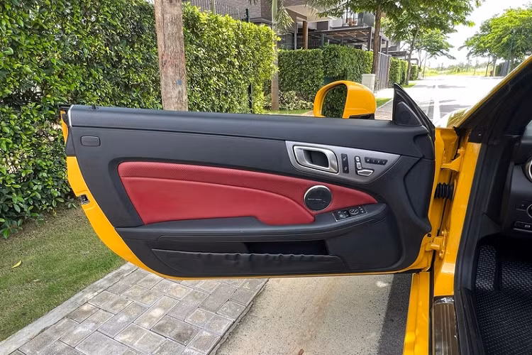 Đối với một chiếc xe thể thao mui trần, điểm đáng chú ý nhất chính là phần mui, ở Mercedes-AMG SLC43, mui xe có thể đóng / mở chỉ trong 14 - 16 giây. Phần mui khi xếp lại sẽ đặt ở khoảng trống khoang hành lý và ghế ngồi của xe.