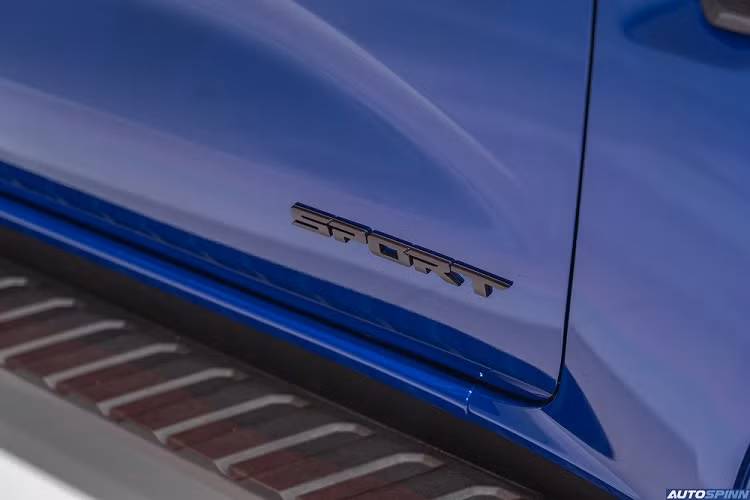 Bên sườn, Ford Everest Sport 2022 được trang bị khe gió sau chắn bùn trước, vành la-zăng, tay nắm cửa và đường chân kính đều được sơn màu đen. Thêm vào đó là logo "Sport" màu đen trên cửa trước như dấu hiệu nhận biết.