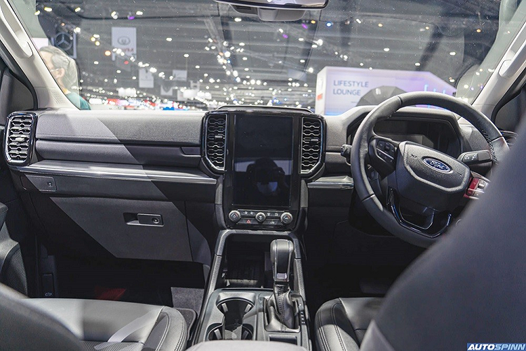 Ngay cả trang bị an toàn của Ford Everest Sport 2022 cũng ít hơn bản Titanium+. Cụ thể, bản Sport chỉ có 7 túi khí, hệ thống cảnh báo khoảng cách trước/sau khi đỗ xe, hệ thống chống bó cứng phanh ABS, phân bổ lực phanh điện tử EBD, cân bằng điện tử, hỗ trợ khởi hành ngang dốc, hệ thống kiểm soát hành trình và camera lùi.