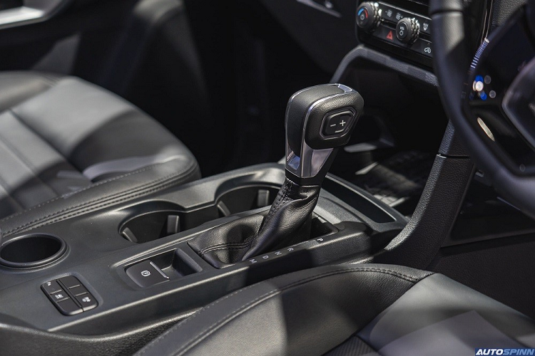 "Trái tim" của Ford Everest Sport 2022 tại Thái Lan vẫn là động cơ diesel 4 xi-lanh, tăng áp đơn, dung tích 2.0L, tạo ra công suất tối đa 170 mã lực và mô-men xoắn cực đại 405 Nm như cũ. Động cơ kết hợp với hộp số tự động 6 cấp và hệ dẫn động cầu sau.