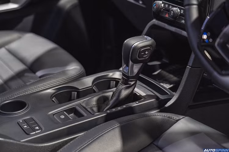 "Trái tim" của Ford Everest Sport 2022 tại Thái Lan vẫn là động cơ diesel 4 xi-lanh, tăng áp đơn, dung tích 2.0L, tạo ra công suất tối đa 170 mã lực và mô-men xoắn cực đại 405 Nm như cũ. Động cơ kết hợp với hộp số tự động 6 cấp và hệ dẫn động cầu sau.