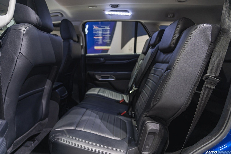 Thêm vào đó là hệ thống thông tin giải trí SYNC 4A với màn hình cảm ứng 10,1 inch, hỗ trợ Apple CarPlay/Android Auto không dây và tính năng ra lệnh bằng giọng nói... Những trang bị hiện đại như bảng đồng hồ kỹ thuật số 12,4 inch, màn hình thông tin giải trí dạng cảm ứng 12 inch, hàng ghế thứ 3 gập chỉnh điện, 1 ổ điện 230V, hệ thống đèn viền nội thất và cửa sổ trời toàn cảnh Panorama sẽ chỉ dành cho bản Titanium+.