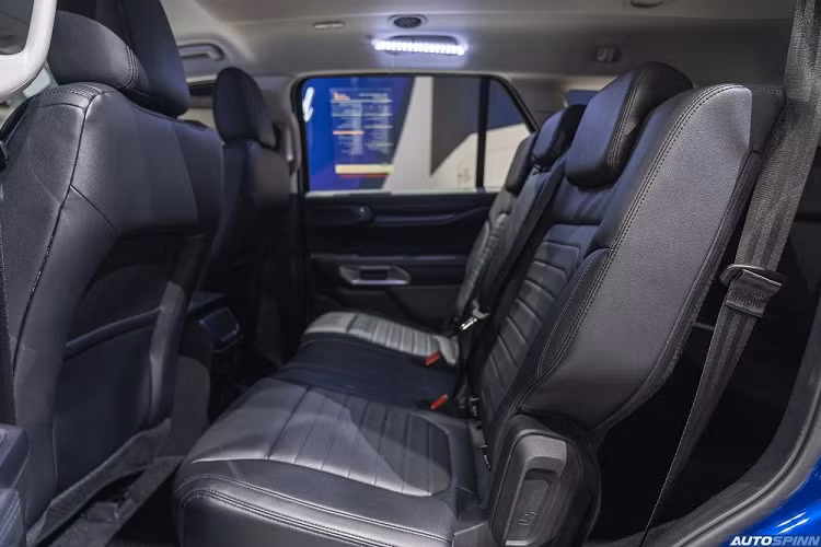 Thêm vào đó là hệ thống thông tin giải trí SYNC 4A với màn hình cảm ứng 10,1 inch, hỗ trợ Apple CarPlay/Android Auto không dây và tính năng ra lệnh bằng giọng nói... Những trang bị hiện đại như bảng đồng hồ kỹ thuật số 12,4 inch, màn hình thông tin giải trí dạng cảm ứng 12 inch, hàng ghế thứ 3 gập chỉnh điện, 1 ổ điện 230V, hệ thống đèn viền nội thất và cửa sổ trời toàn cảnh Panorama sẽ chỉ dành cho bản Titanium+.