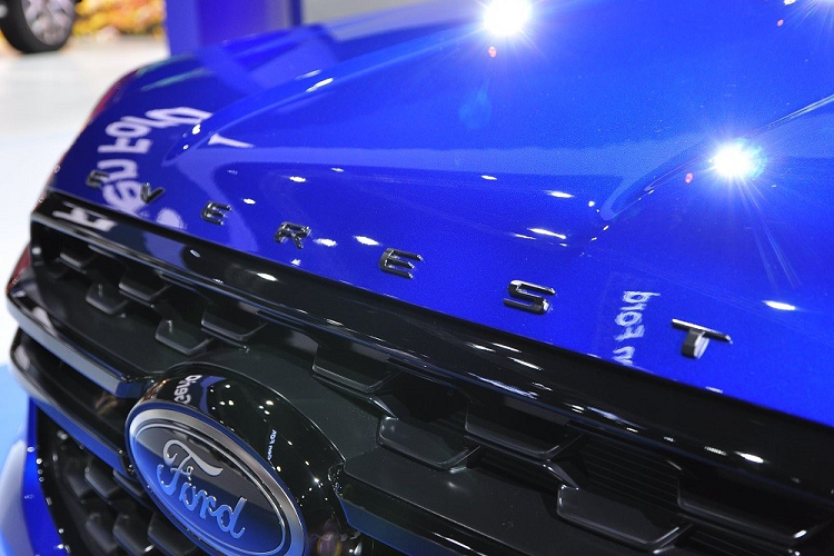 Nằm hai bên lưới tản nhiệt là cụm đèn pha LED hình chữ "C" với tính năng bật/tắt tự động và được bao quanh bằng dải đèn LED định vị ban ngày. Trong khi đó, đèn pha Matrix LED với tính năng chỉnh luồng sáng theo góc đánh lái, chống lóa và tự động bật/tắt chỉ dành cho bản Titanium+.