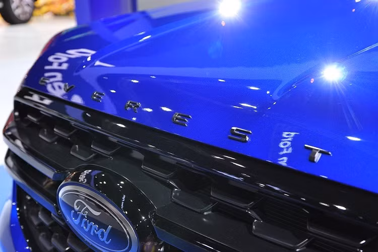 Nằm hai bên lưới tản nhiệt là cụm đèn pha LED hình chữ "C" với tính năng bật/tắt tự động và được bao quanh bằng dải đèn LED định vị ban ngày. Trong khi đó, đèn pha Matrix LED với tính năng chỉnh luồng sáng theo góc đánh lái, chống lóa và tự động bật/tắt chỉ dành cho bản Titanium+.