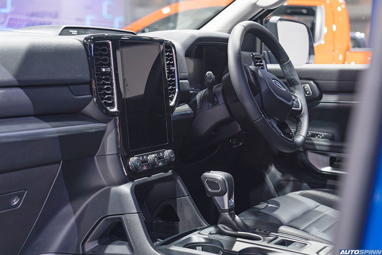 Khi mua bản Sport, khách hàng Thái Lan có thể chọn 1 trong 7 màu sơn ngoại thất là bạc, xám, đen, trắng, nâu, cam và xanh dương. Dự kiến, sau Thái Lan, Ford Everest Sport 2022 cũng sẽ sớm ra mắt những thị trường Đông Nam Á khác như Việt Nam. Hiện giá xe Ford Everest Sport bản cũ đang được bán tại Việt Nam với giá 1,124 tỷ đồng. 