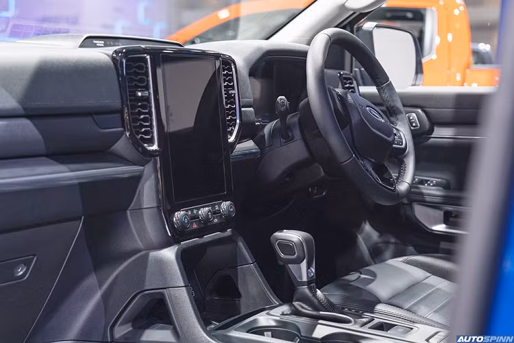 Khi mua bản Sport, khách hàng Thái Lan có thể chọn 1 trong 7 màu sơn ngoại thất là bạc, xám, đen, trắng, nâu, cam và xanh dương. Dự kiến, sau Thái Lan, Ford Everest Sport 2022 cũng sẽ sớm ra mắt những thị trường Đông Nam Á khác như Việt Nam. Hiện giá xe Ford Everest Sport bản cũ đang được bán tại Việt Nam với giá 1,124 tỷ đồng. 