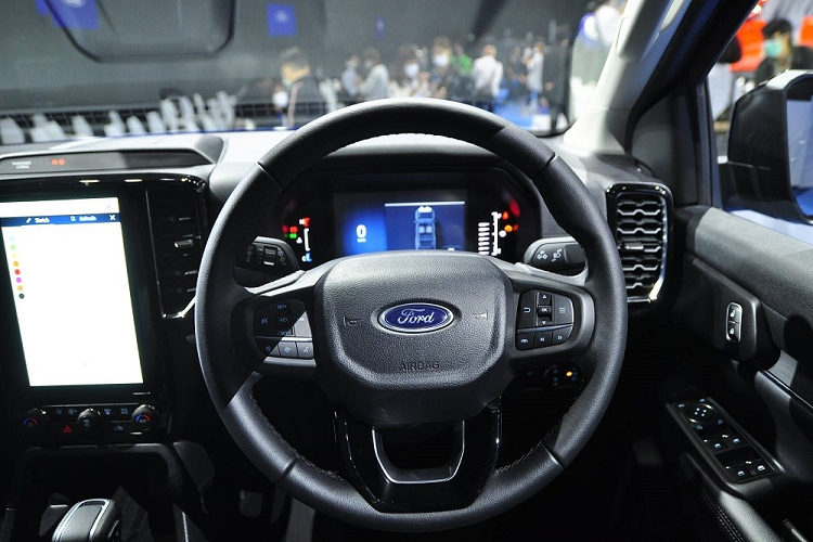 Trong khi đó, bản Titanium+ dùng động cơ diesel 4 xi-lanh, tăng áp kép, dung tích 2.0L, sản sinh công suất tối đa 210 mã lực và mô-men xoắn cực đại 500 Nm. Động cơ đi với hộp số tự động 10 cấp và hệ dẫn động 2 cầu. Tại thị trường Thái Lan, giá xe Ford Everest 2022 bản Sport khởi điểm từ 1,464 triệu Baht (khoảng 997 triệu đồng). 