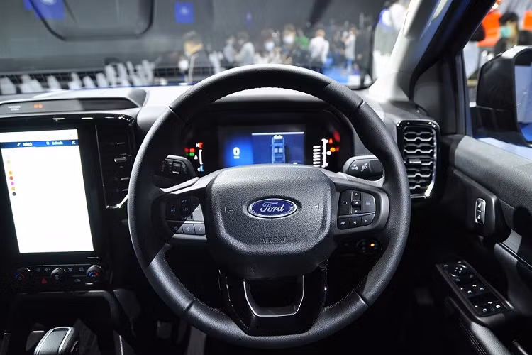 Trong khi đó, bản Titanium+ dùng động cơ diesel 4 xi-lanh, tăng áp kép, dung tích 2.0L, sản sinh công suất tối đa 210 mã lực và mô-men xoắn cực đại 500 Nm. Động cơ đi với hộp số tự động 10 cấp và hệ dẫn động 2 cầu. Tại thị trường Thái Lan, giá xe Ford Everest 2022 bản Sport khởi điểm từ 1,464 triệu Baht (khoảng 997 triệu đồng). 