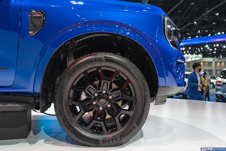 Một đặc điểm nhận dạng nữa của bản Sport chính là tem chữ nổi "Everest" màu đen trên nắp ca-pô. Tiếp đến là nẹp màu đen bóng bên dưới hốc gió trung tâm thay vì màu bạc như bản Titanium+.