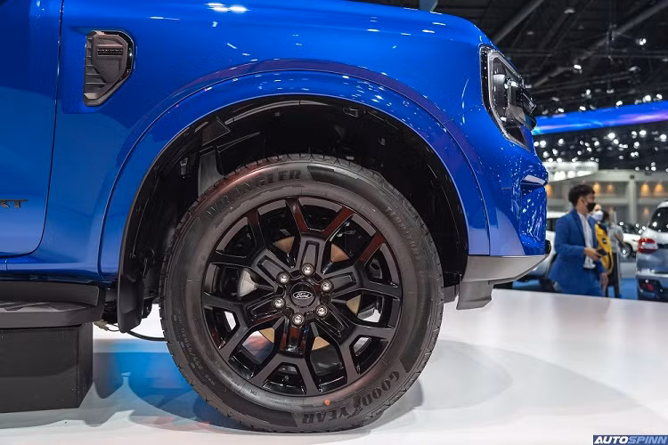 Một đặc điểm nhận dạng nữa của bản Sport chính là tem chữ nổi "Everest" màu đen trên nắp ca-pô. Tiếp đến là nẹp màu đen bóng bên dưới hốc gió trung tâm thay vì màu bạc như bản Titanium+.