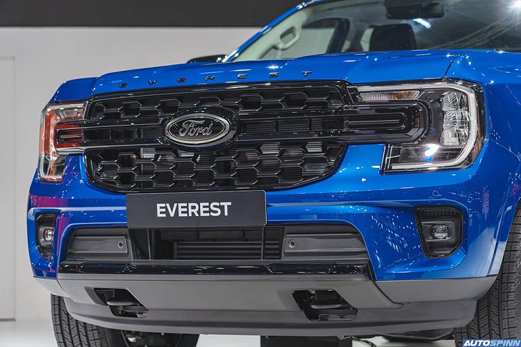 Nếu như Titanium+ hướng đến sự sang trọng thì mẫu xe SUV Ford Everest Sport 2022 lại đậm chất thể thao hơn. Cụ thể, Ford Everest 2022 bản Sport được trang bị lưới tản nhiệt mới với mắt lưới hình tổ ong. Vắt ngang lưới tản nhiệt là nẹp được sơn màu đen thay vì mạ crôm như bản Titanium+.