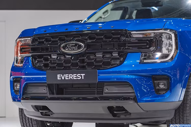 Nếu như Titanium+ hướng đến sự sang trọng thì mẫu xe SUV Ford Everest Sport 2022 lại đậm chất thể thao hơn. Cụ thể, Ford Everest 2022 bản Sport được trang bị lưới tản nhiệt mới với mắt lưới hình tổ ong. Vắt ngang lưới tản nhiệt là nẹp được sơn màu đen thay vì mạ crôm như bản Titanium+.