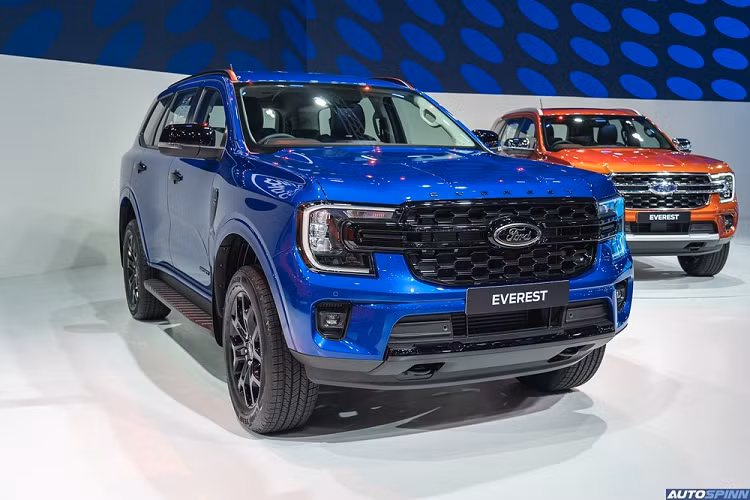 Vào hôm 21/3/2022 vừa qua, hãng Ford đã tổ chức sự kiện ra mắt mẫu xe Everest thế hệ mới tại thị trường Thái Lan. Hiện mẫu SUV cỡ trung này vẫn đang được trưng bày trong triển lãm Bangkok International Motor Show 2022 (BIMS 2022). Tại thị trường Thái Lan, Ford Everest 2022 mới chỉ có 2 bản trang bị là Sport và Titanium+. 