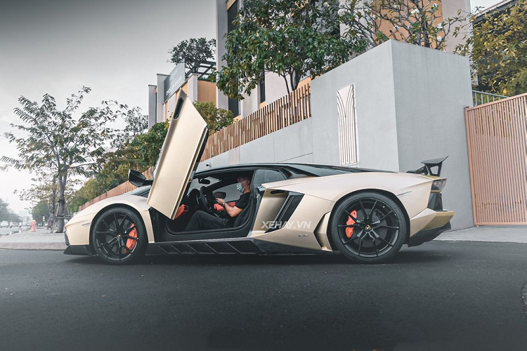 Mới đây, Lamborghini Aventador SVJ lại được chủ nhân đưa vào Sài Gòn để thay đổi diện mạo. Siêu xe đến từ Ý đã được dán decal đổi màu từ xám sang vàng nhám, một màu ngoại thất xếp vào hàng “hiếm” tại Việt Nam.