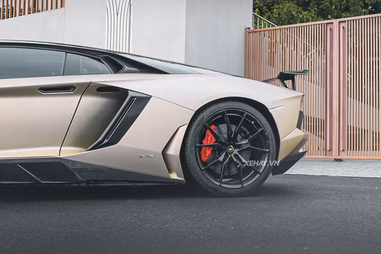 Siêu xe Lamborghini Aventador SVJ được trang bị động cơ hút khí tự nhiên V12 6.5L cho công suất 770 mã lực và mô-men cực đại 720 Nm.